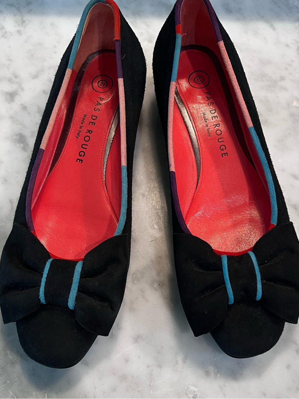 Pas de Rouge Black Suede Bow Flats; Size 5